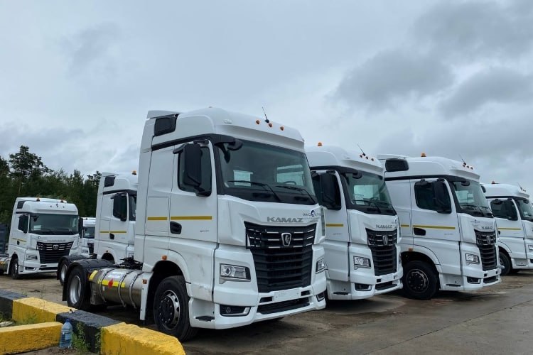 «КАМАЗ» поставит 600 газомоторных тягачей российскому грузоперевозчику