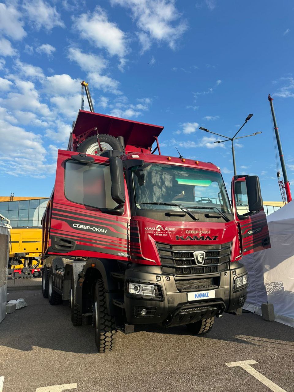 Самосвал КАМАЗ поколения К5 на выставке в Санкт-Петербурге