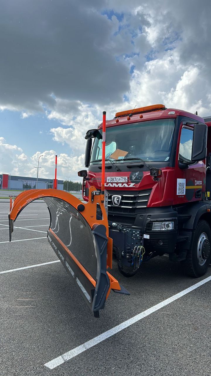 Автопарк липецких дорожников пополнила новая КДМ на шасси КАМАЗ