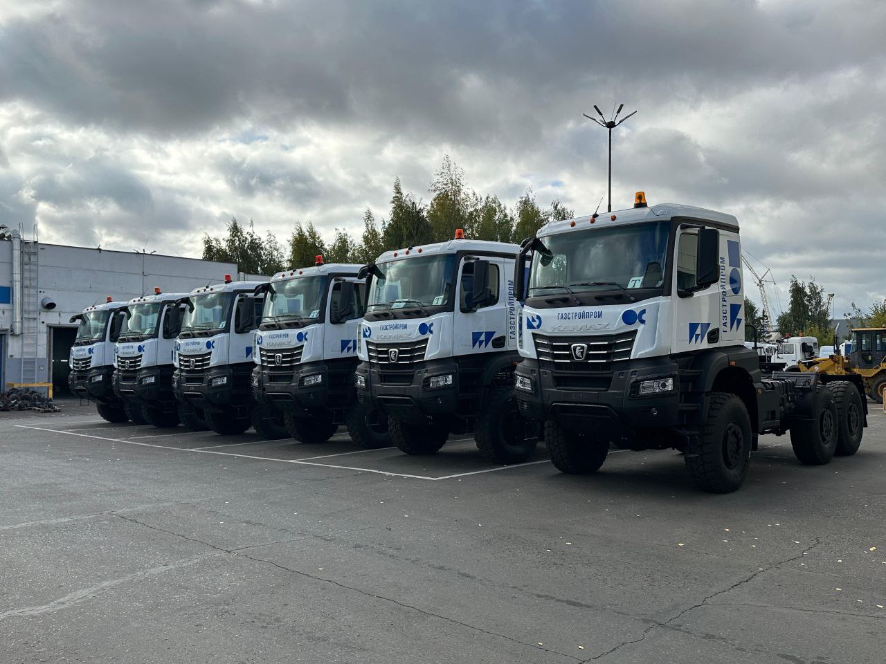 Российская строительная компания приобрела полноприводные тягачи КАМАЗ-65954