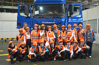 На автомобильном заводе организовали экскурсию для школьников