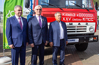В Набережных Челнах отметили 400-летие города и 50-летие первого автомобиля КАМАЗ