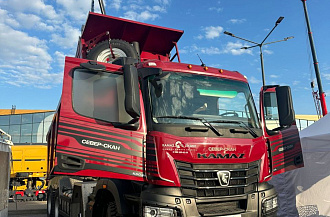 Самосвал КАМАЗ поколения К5 на выставке в Санкт-Петербурге