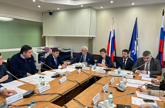 Грузовики КАМАЗ с ручным управлением и подъёмными механизмами презентованы на совещании в Госдуме РФ