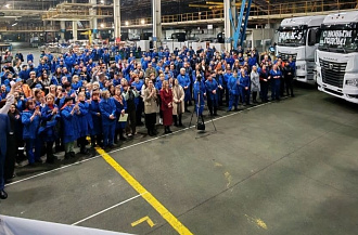 Праздник в заводском цехе: руководители «КАМАЗа» поздравили коллег с наступающим Новым годом