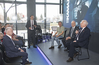 В Визит-центре открылась выставка «Лица КАМАЗа»