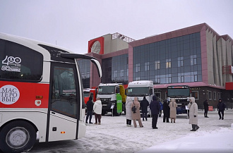 «КАМАЗ» подарил автобус театру «Мастеровые»