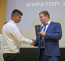 Выпускникам ГАПОУ «АТУТ» вручили дипломы на «КАМАЗе»