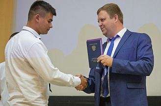 Выпускникам ГАПОУ «АТУТ» вручили дипломы на «КАМАЗе»