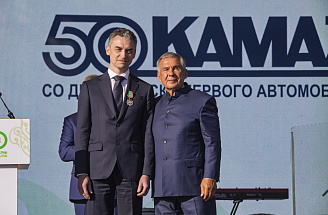 Раис Татарстана вручил камазовцам государственные награды на юбилее города