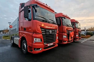 Три магистральных тягача КАМАЗ-54901 с пробегом отгружены потребителю